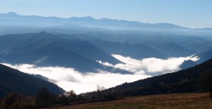 Valle del río Navia a la altura de Ernes, cubierto por la niebla. este fenómeno se hizo más intenso a raíz de la construcción del embalse.